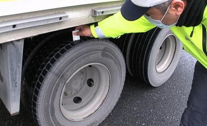 Pendik'te araçlarına kış lastiği takmayan sürücülere ceza