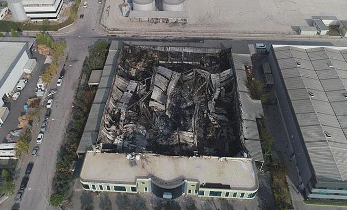 İzmir'de yanan plastik fabrikasında zarar 10 milyon euro: bölge havadan görüntülendi