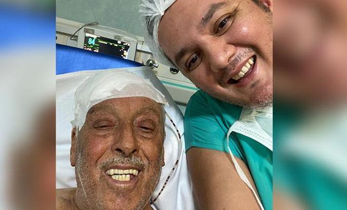 85 yaşında beyin kanaması geçirdi, konuşa konuşa ameliyat edildi, güle oynaya evine döndü