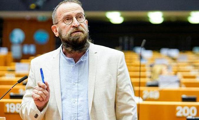 Eşcinsellik karşıtı Macar vekil, eşcinsel seks partisinde basıldı