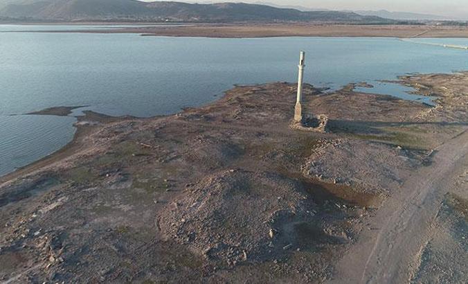 Baraj suları altında kalan köy, kuraklık sonrası ortaya çıktı