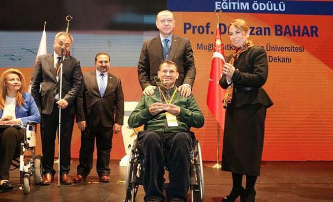 Gazi Jandarma Yüzbaşı Bahar azmiyle profesör oldu, Erdoğan'dan ödül aldı
