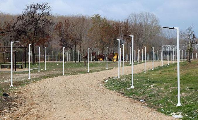 Tunca Nehri kenarında yürüyüş yoluna dikilen direklere tepki