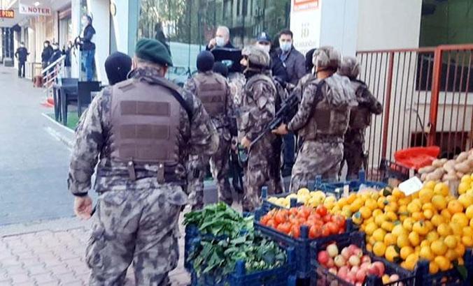 Cinayet şüphelisi, kendisini almaya gelen polislere ateş açtı