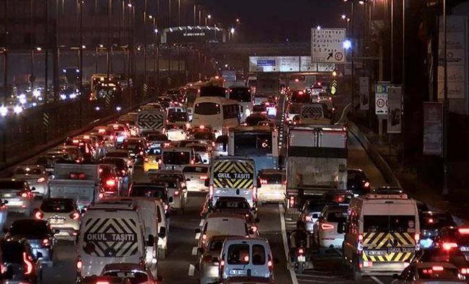 İstanbul'da kısıtlama öncesinde trafik yoğunluğu yüzde 80