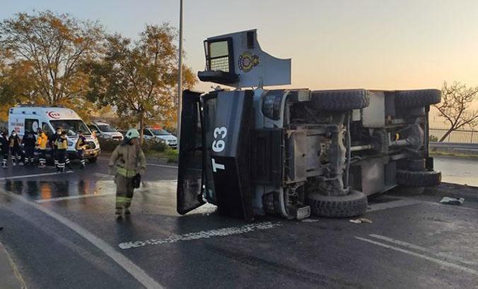 Küçükçekmece D-100 yan yolda TOMA devrildi
