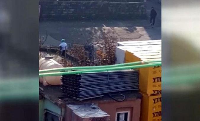 Sokakta darbuka çalan gençler, polisi görünce kaçtı