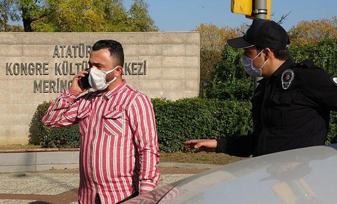 Kısıtlamaya rağmen ehliyetsiz yakalandı, yardım için Covid-19 hastası arkadaşını aradı