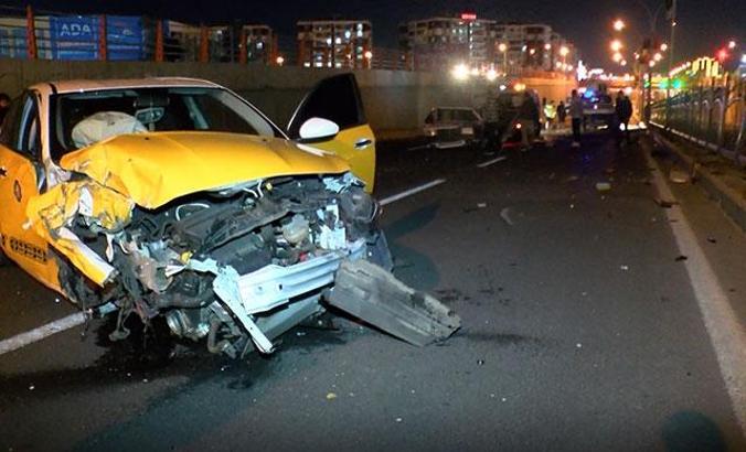 Diyarbakır'da kazaya müdahale eden polise otomobil çarptı: 1'i polis 5 yaralı