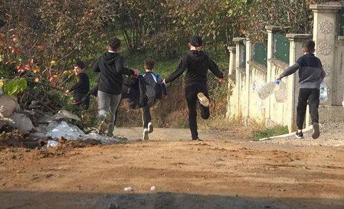 Oyun oynayan çocuklar polisi görünce kaçtı