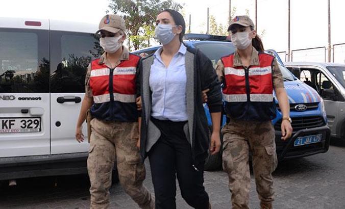 PKK'lı teröristle çekilmiş fotoğrafı ortaya çıkan avukata 15 yıla kadar hapis istemi