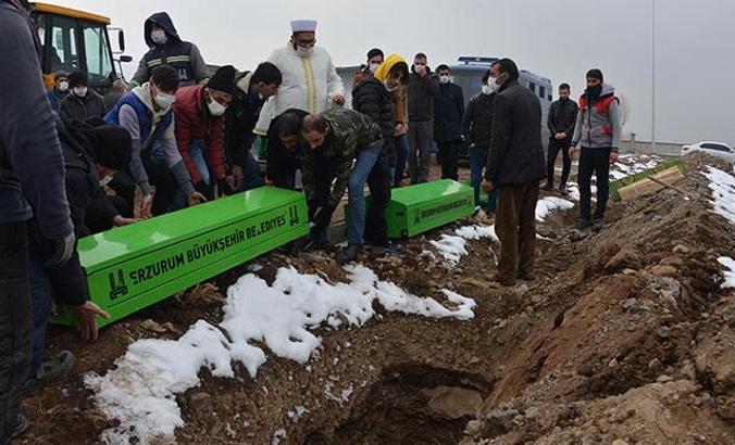 Eski eşinin öldürdüğü kadın ve 2 kızının cenazeleri yanyana defnedildi