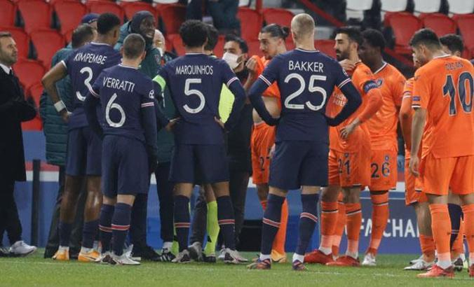 Paris Saint-Germain-Başakşehir karşılaşması değiştirilen hakemlerle kaldığı yerden bugün 20.55'te oynanacak