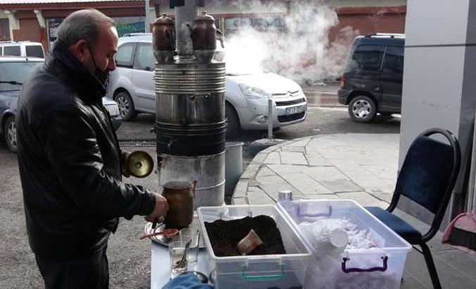 Erzurum'da kahveler kapanınca, semaverler sokağa kuruldu