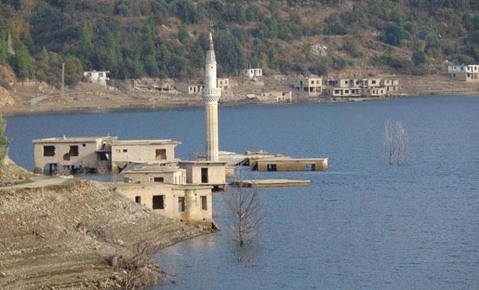Alaköprü Barajı'nda su seviyesi düştü, evlerin çatıları göründü