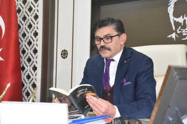 Emniyet Müdürü, etkilendiği olaylardan esinlenerek şiir kitapları yazdı