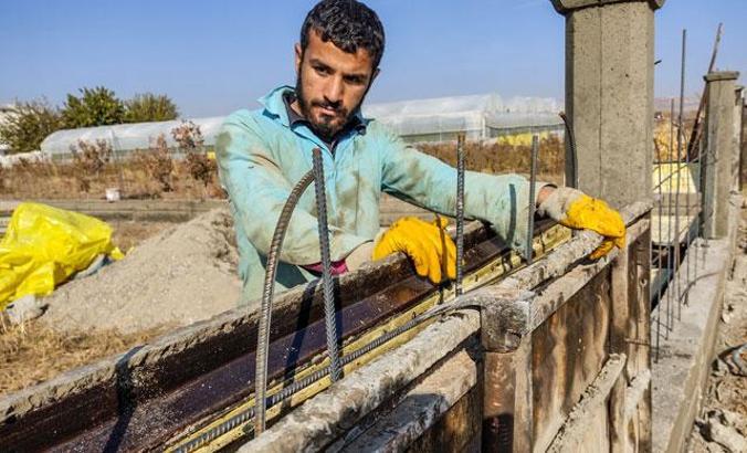 Milli sporcu, asker harçlığı için inşaatta çalışıyor