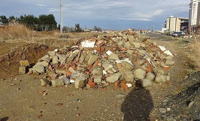 Kısıtlamalara uymayıp, araçta alkol alanlara molozlu önlem