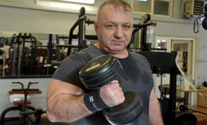 Pandemide evde tonlarca ağırlık kaldırdı, Avrupa şampiyonu oldu