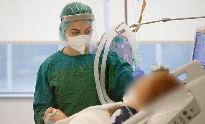 Covid-19 hastalarının 'refakatçileri' sağlık çalışanları