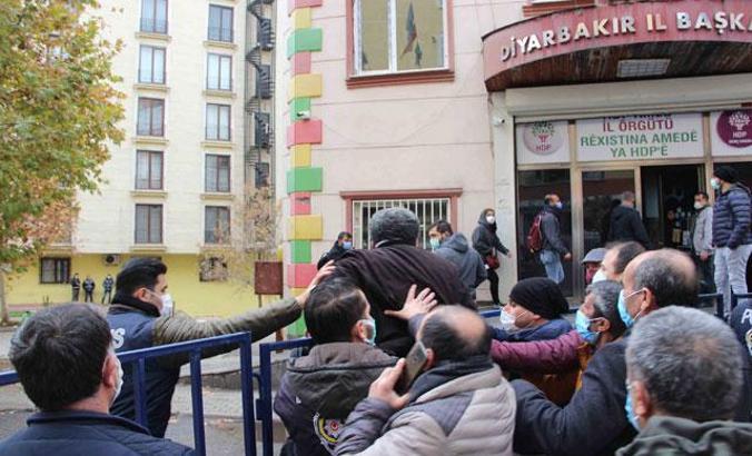 Diyarbakır'da HDP il binası önünde gerginlik
