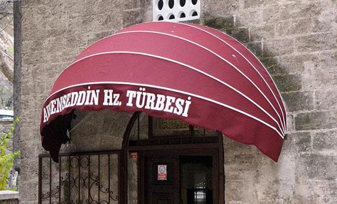 Türbeye Fransız tarzı tente takılmasına tepki