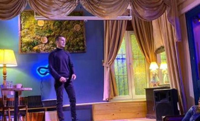 Tiyatrolar kapanınca evini sahneye çevirdi