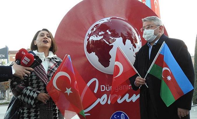 Azerbaycanlı sanatçı Azerin, Çorum'da 'Çırpınırdı Karadeniz'i okudu