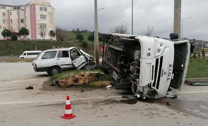 Çanakkale’de servis minibüsü ile otomobil çarpıştı: 1 ölü, 4 yaralı