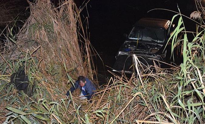 Otomobiliyle dereye uçan alkollü sürücü, güçlükle ikna edilip, kurtarıldı