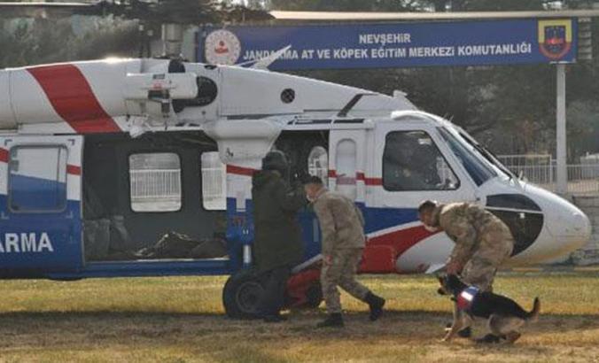 JAKEM köpeklerine helikoptere inme-binme eğitimi