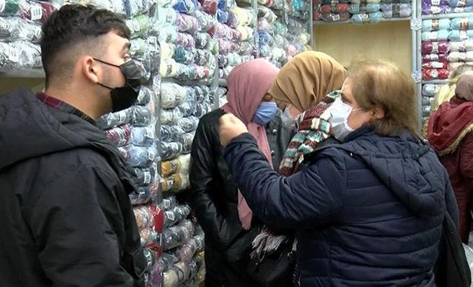 Tarihi Kürkçü Han'da hareketlilik... Kısıtlamada atkı, bere örmek isteyenler ip almak için akın etti