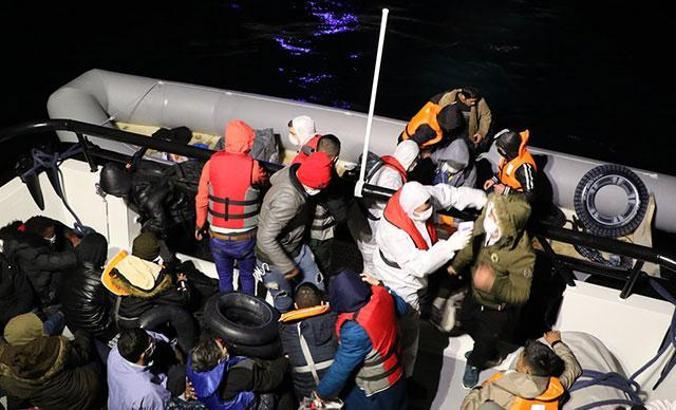 Yunanistan'ın ölüme terk ettiği 53 kaçak göçmeni, Sahil Güvenlik kurtardı