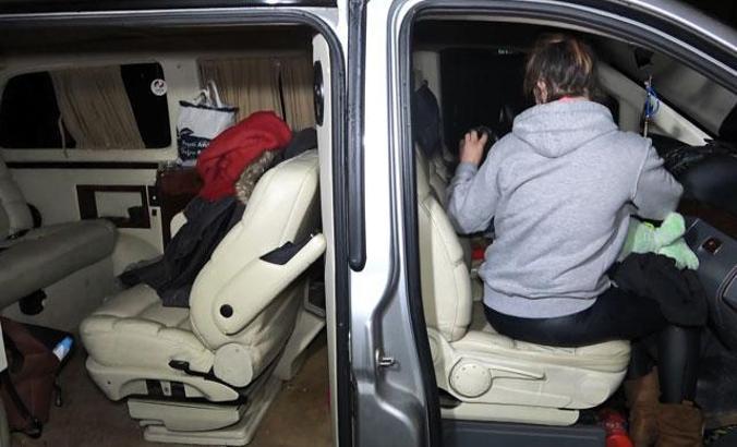 Kısıtlamayı ihlal edip, Eskişehir-Bursa arası VIP araçla uyuşturucu partisi yapan 3 kişiye gözaltı