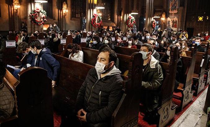 Saint Antuan Kilisesi'nde pandemi gölgesinde Noel ayini yapıldı