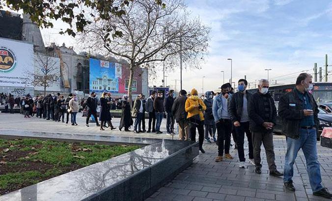 Yalnızca 6 gün kaldı; Eminönü'nde metrelerce uzayan Milli Piyango bileti kuyruğu