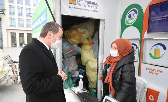 ‘Mobil Atık Kazanç Aracı’na atıklarını getirenlere alışveriş puanı veriliyor