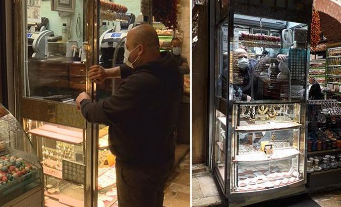 Mısır Çarşısı’nın 1 metrekarelik en küçük dükkanı...  25 yıldır burada çalışıyor