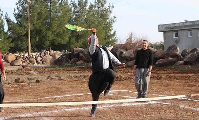 Şalvarlı tenisçilerden Hülya Avşar’a maç daveti