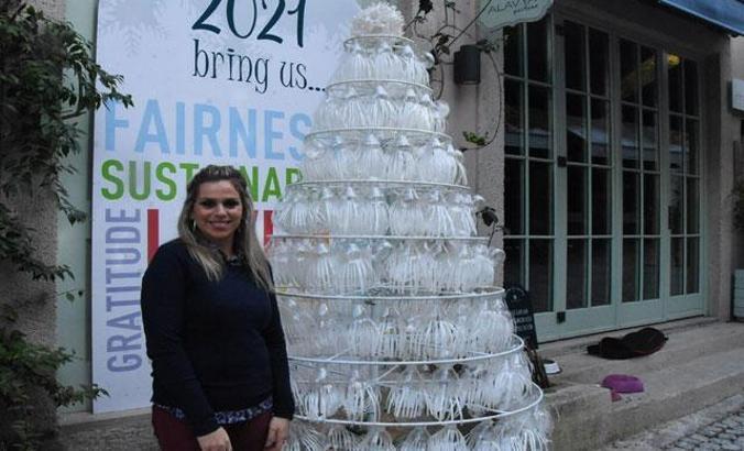 Plastik şişeler yılbaşı ağacına dönüştü