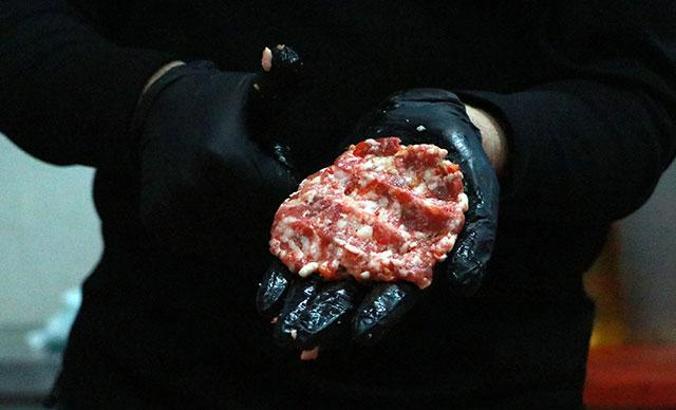 Hazır köfte-kebap uyarısı: İçine taşlık katıp bici bici boyasıyla renk veriyorlar