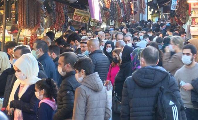 Yılbaşı ve 4 günlük sokağa çıkma kısıtlaması öncesi Eminönü'nde alışveriş yoğunluğu