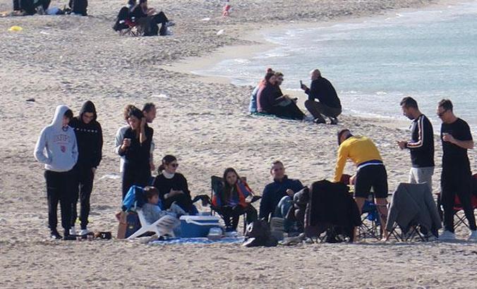 Çeşme'de güneşi gören sahillere akın etti