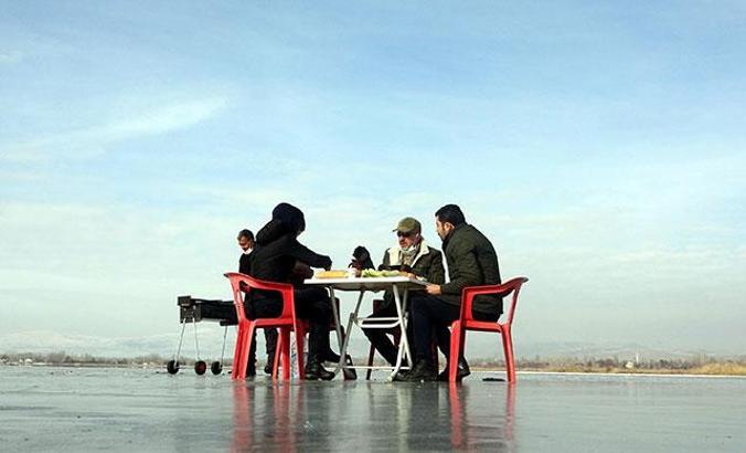Buz tutan göl üstünde mangal yakıp, piknik yaptılar