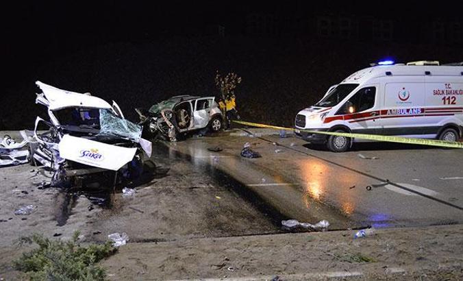 Elazığ'da hafif ticari araçla otomobil kafa kafaya çarpıştı: 4 ölü, 4 yaralı