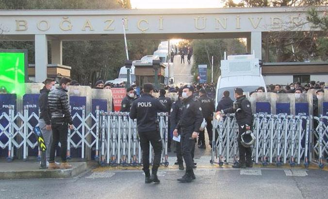 Üniversite kapısına takılan kelepçeyle ilgili inceleme baÅŸlatıldı