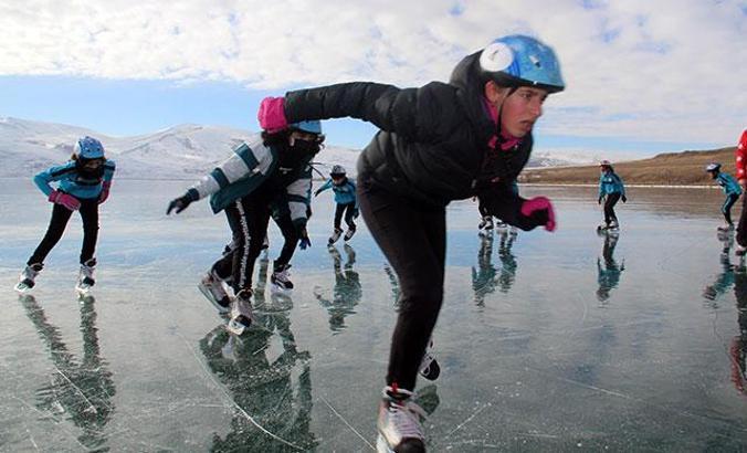 Buz tutan Çıldır Gölü'nde sürat pateni antrenmanı