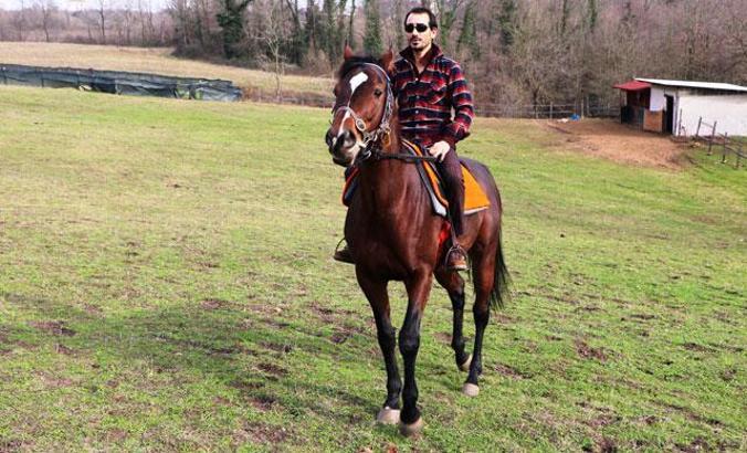 Kırbaç vurmadan yarış kazanan jokey Selim Kaya: Atların yıllarca canını acıtmışız