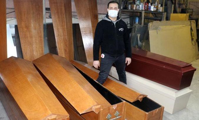 Tabut ustalarının 'can sıkan' mesaisi