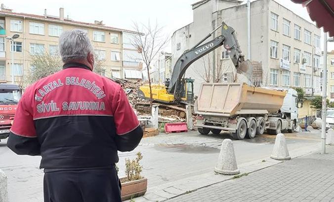 Kartal Belediyesi ilçedeki riskli yapıların yıkımına devam ediyor